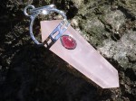 Kwarc Rożowy dwustronny kryształ + Granat czerwony klejnot - Wisior Indie